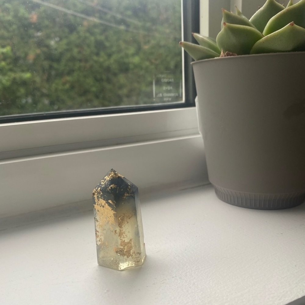 [❌]  Single small standing up crystal with gold flakes inside 💙